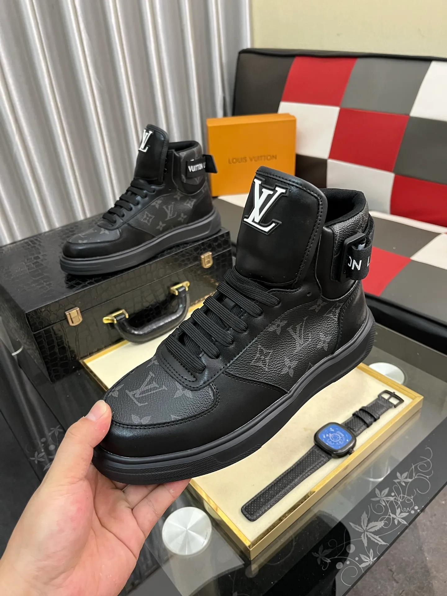 Men's shoes💰440⌚️⌚️"LOUI* VUITTO*" popular men's casual shoes, genuine Italian development💯purchasing level quality✔️The upper is made of first-layer cowhide, comfortable and soft sheepskin feet⚡️Fashionable and versatile. The toe last shape is firm and full, and the soles are made from LV original molds and can be moved in and out of the counter at will. Light and comfortable on the foot~purely handmade, details determine quality! Size:38-442️⃣Colors available